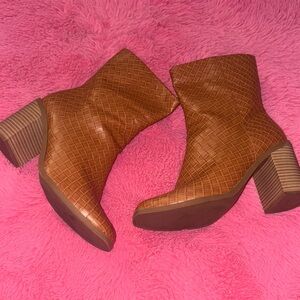 Universal Thread Tan Woven Heeled Boots
